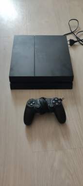 Play station 4 ,500 gb 0
