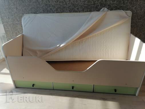 Продам детскую кровать с матрасом 2