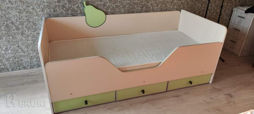 Продам детскую кровать с матрасом 8