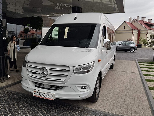 Предлагаем в прокат микроавтобусы, лимузины, представительские авто с водителем 1