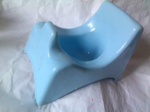 Стул-горшок.