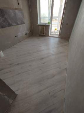 укладка ламината/монтаж плинтуса 1