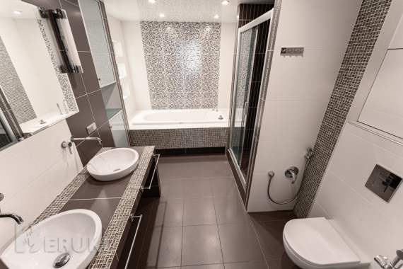 Продается 3-к квартира 131,6 м2 с видом на парк победы 11