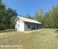 Дом в налибокской пуще рядом с рекой