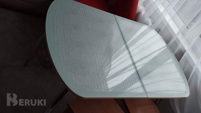 Стол стекло 1. 10+30 раздвигается. Овальной формы. Ьелый верх стекло. Состояние хоро 0