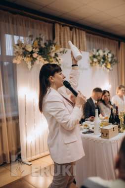 Ведущая на праздник