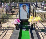 Памятник со стеклянным медальоном 2200