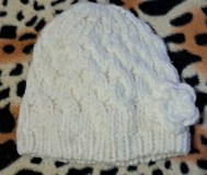 Шапка белая с цветком на 4-6лет, б. У, вязанная