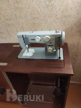 Швейная машина с тумбой