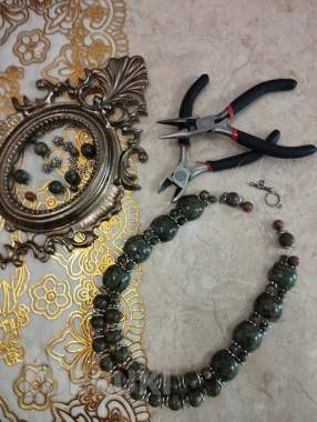 Ремонт, переделка бус, колье, сотуаров, браслетов.