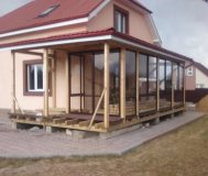 Водосток из металла необходим для отвода талых вод