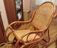 Кресло -качалка коньячного цвета