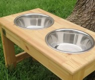 Подставка с мисками для кормления собак. 